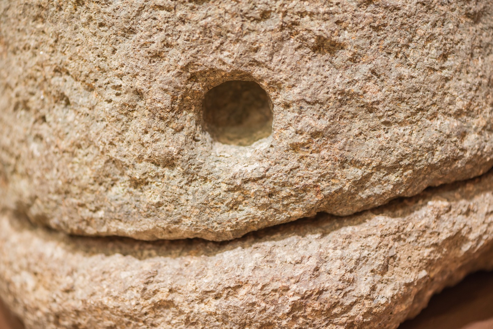 La macina: dettaglio del foro in cui veniva inserita la maniglia in legno