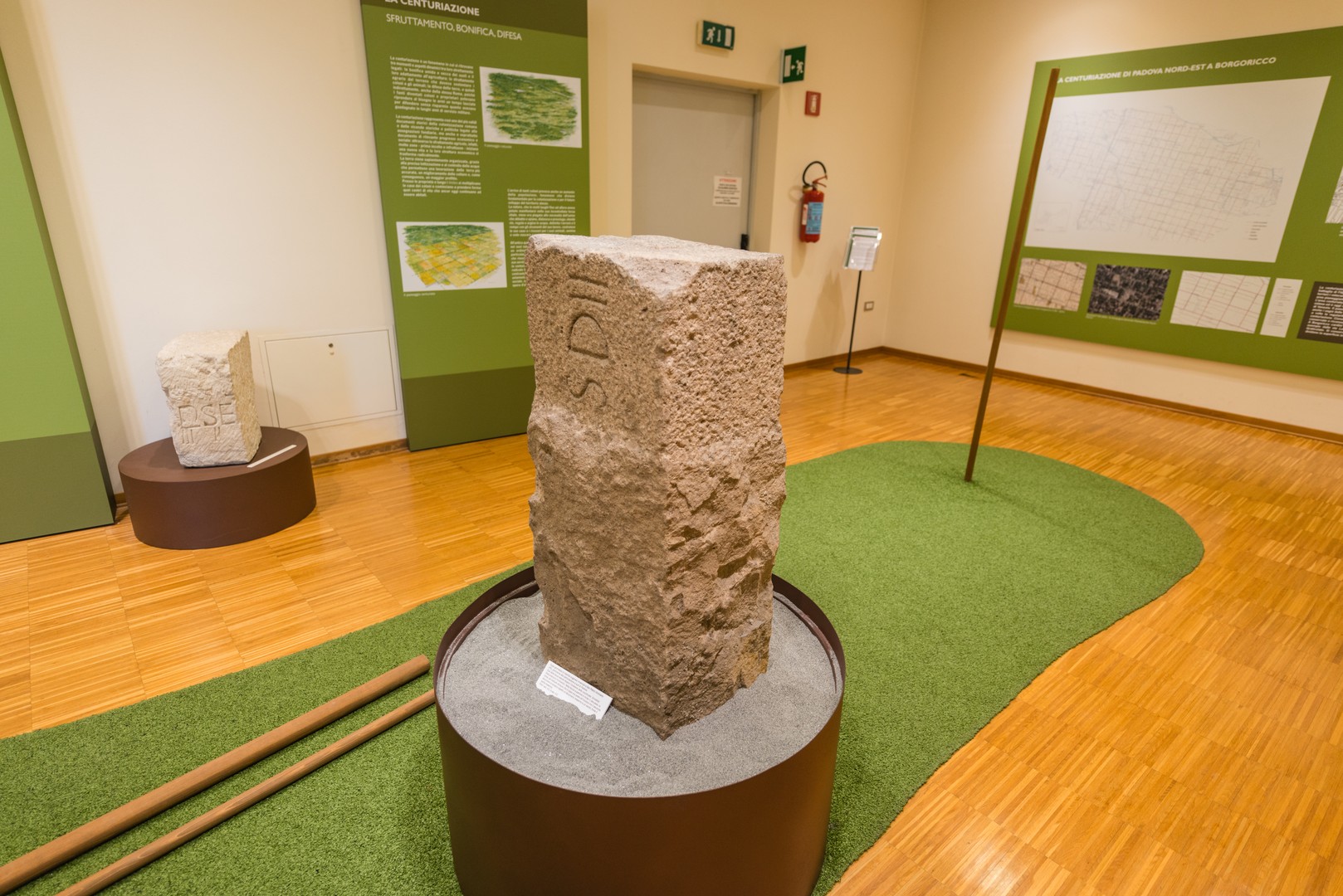 Cippo gromatico in trachite, rinvenuto a S. Pietro Viminario (PD)