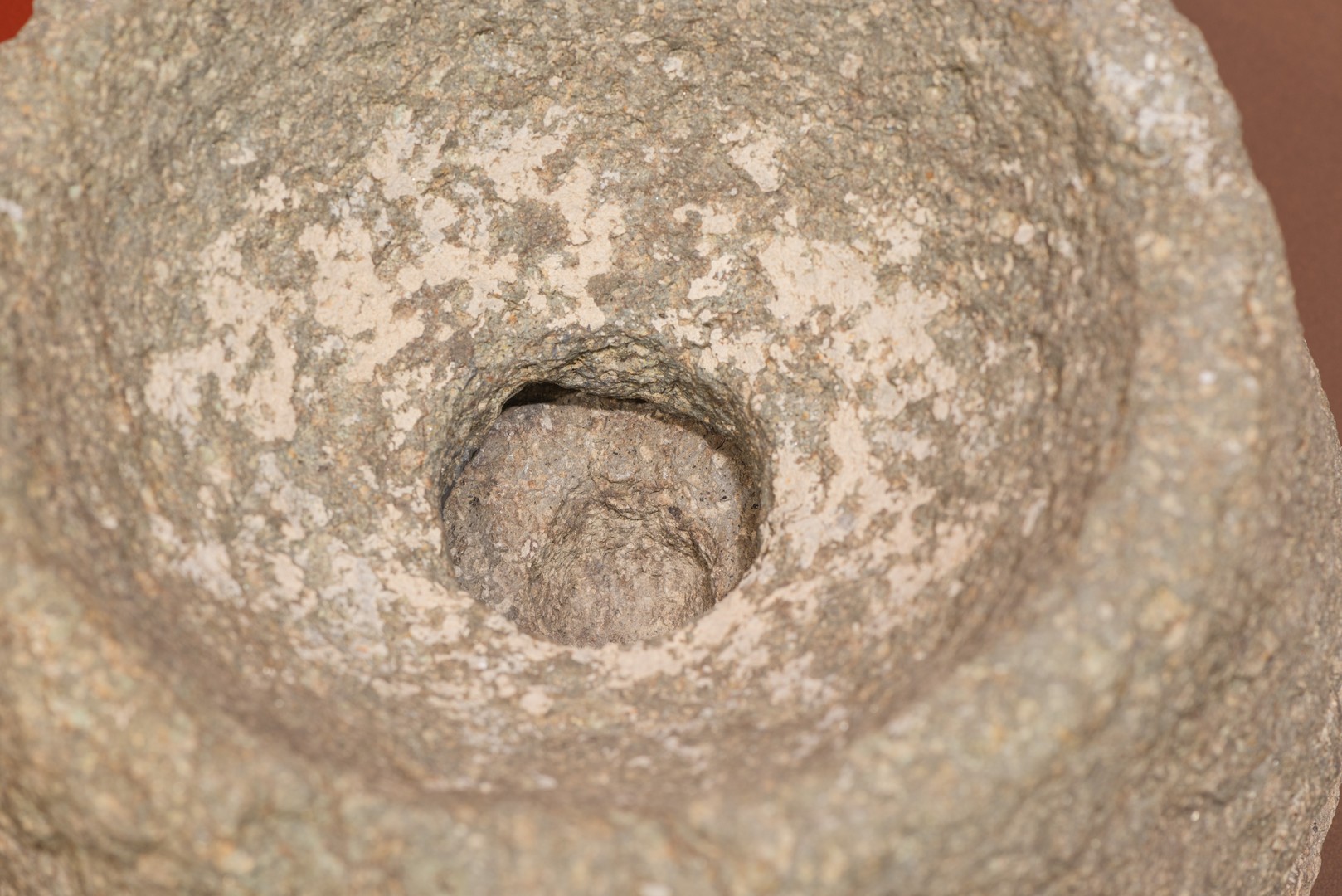 La macina: dettaglio del foro in cui venivano introdotti i cereali