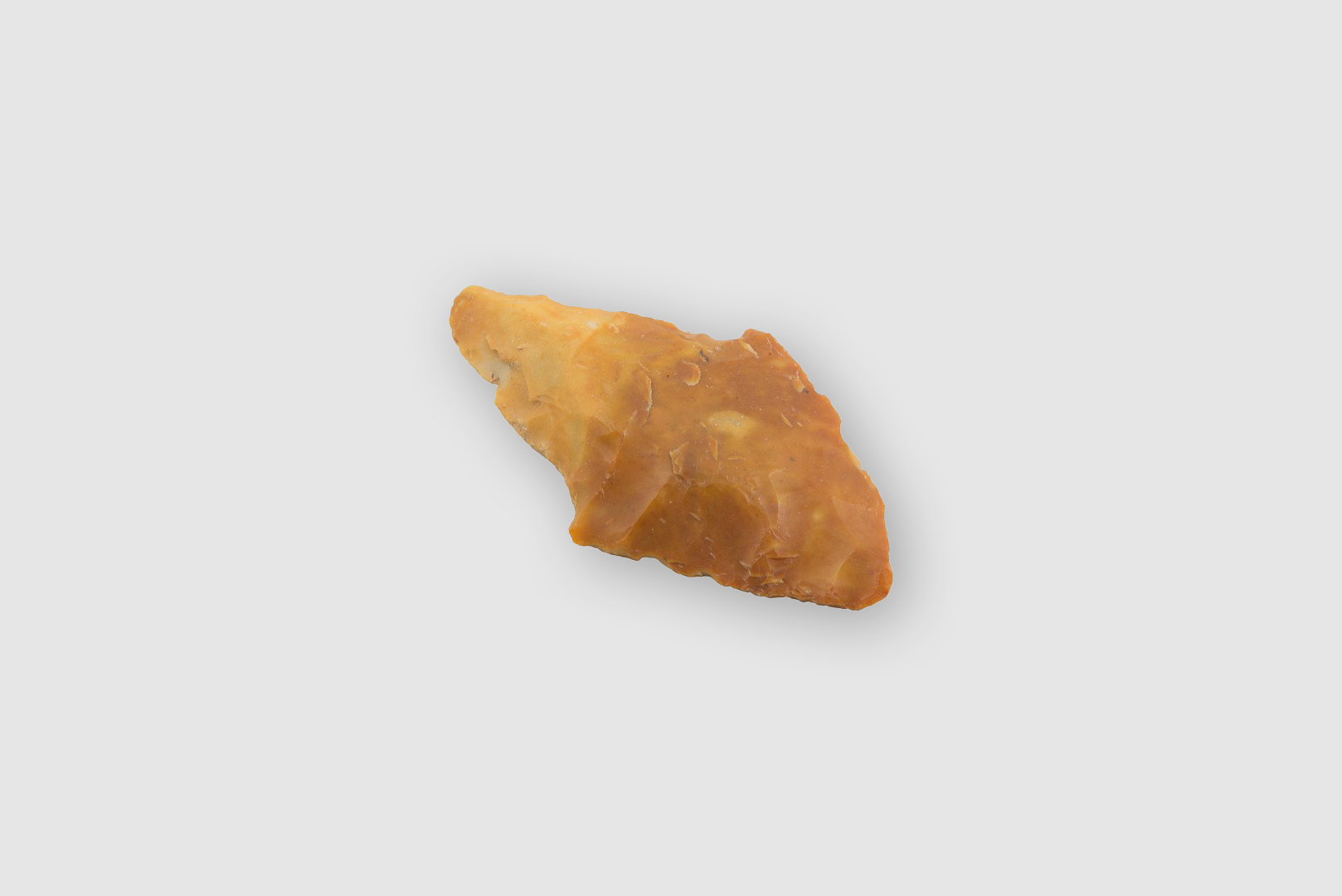 Punta di freccia in selce bionda di età Neolitica (6000 a.C.-3000 a.C. ca.)