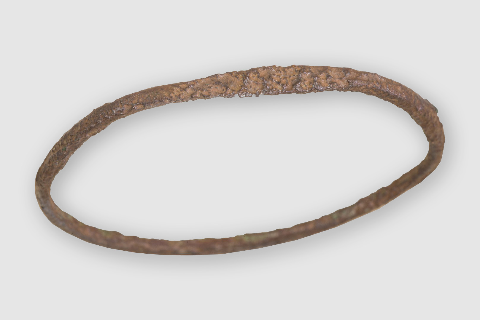 Bracciale in bronzo con iscrizione VIVAS molto danneggiata